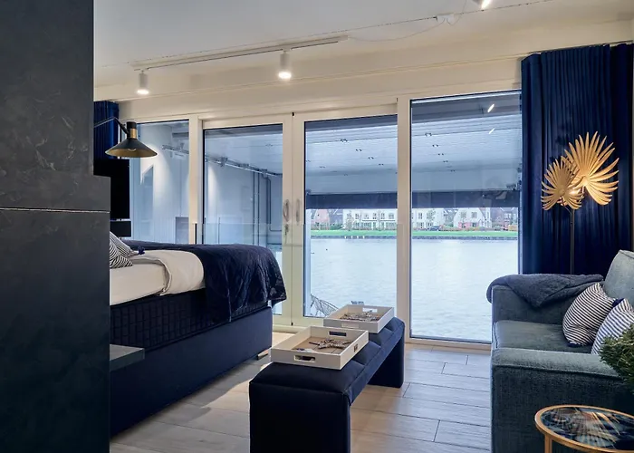 Captains Boathouse *